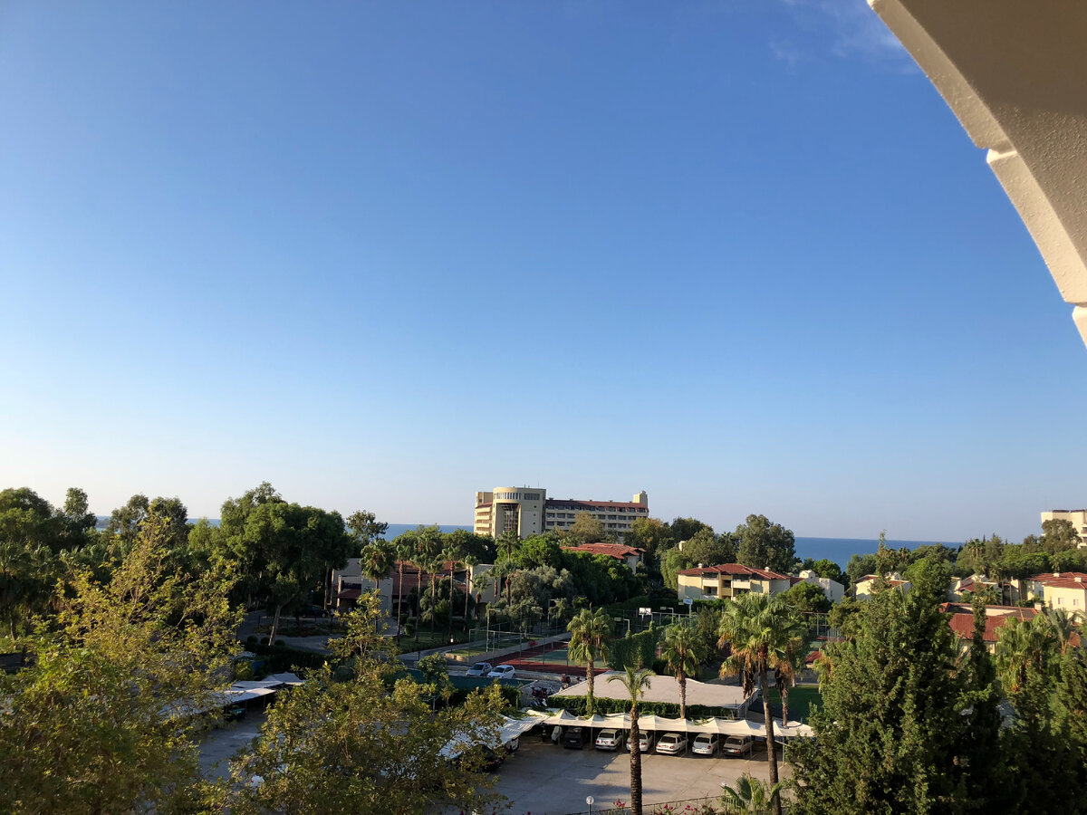 Фото из личного архива. Вид с балкона номера на море. Турция