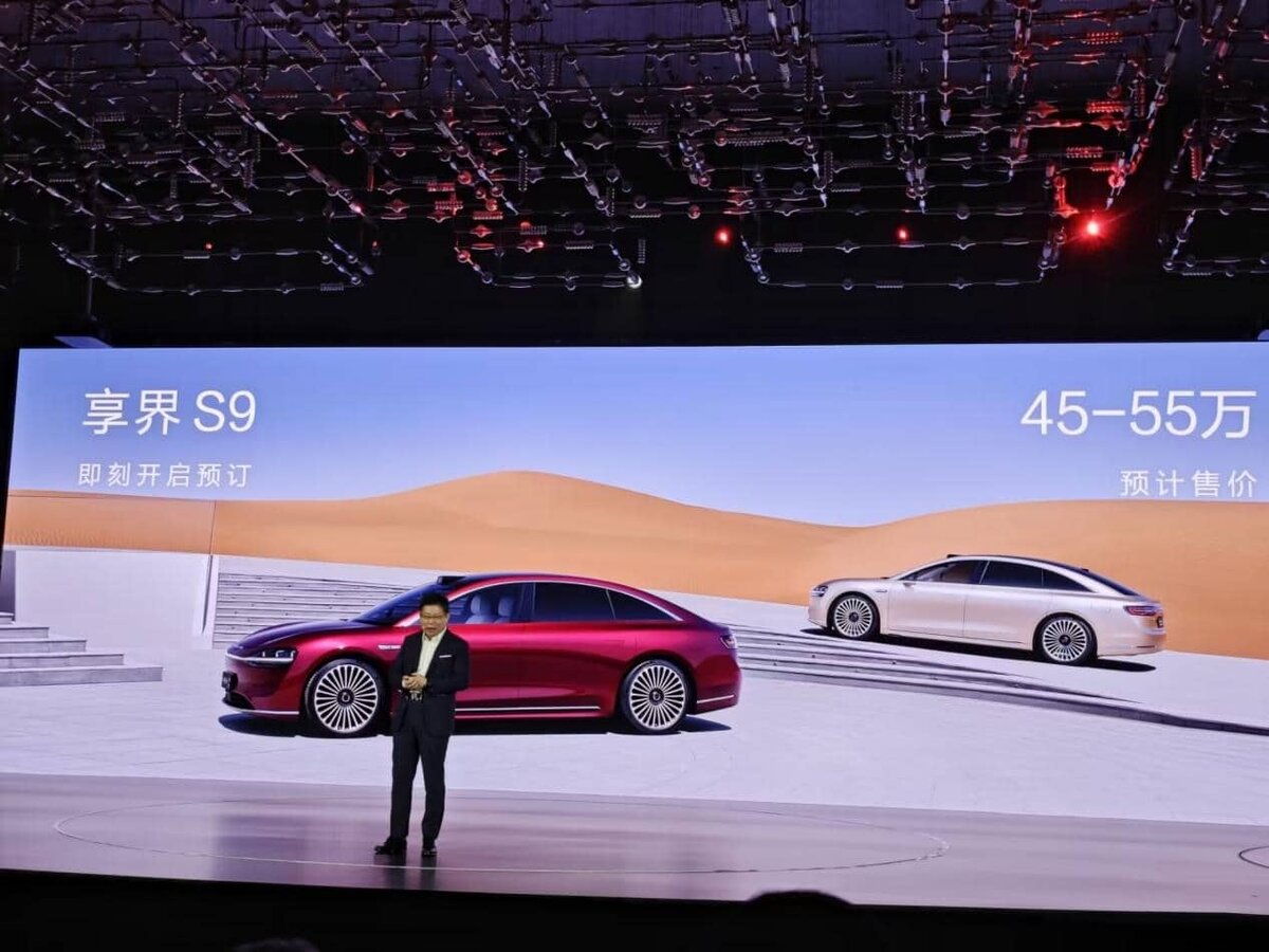 Юй Чэндун на вчерашней конференции, открывшей предварительные заказы на электроседан Stelato S9 с дальнобойностью в 800 километров