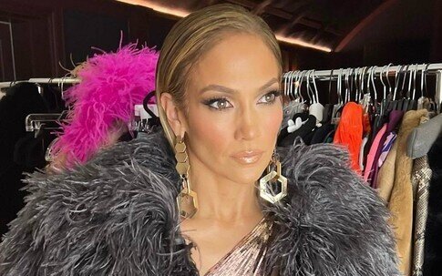    Фото: @jlo Софья Чулкова