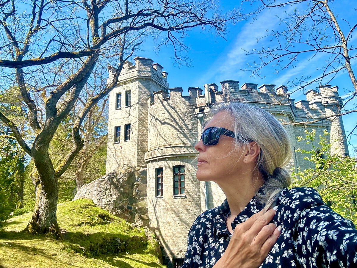 Автор статьи у Замка Николая фон Глена