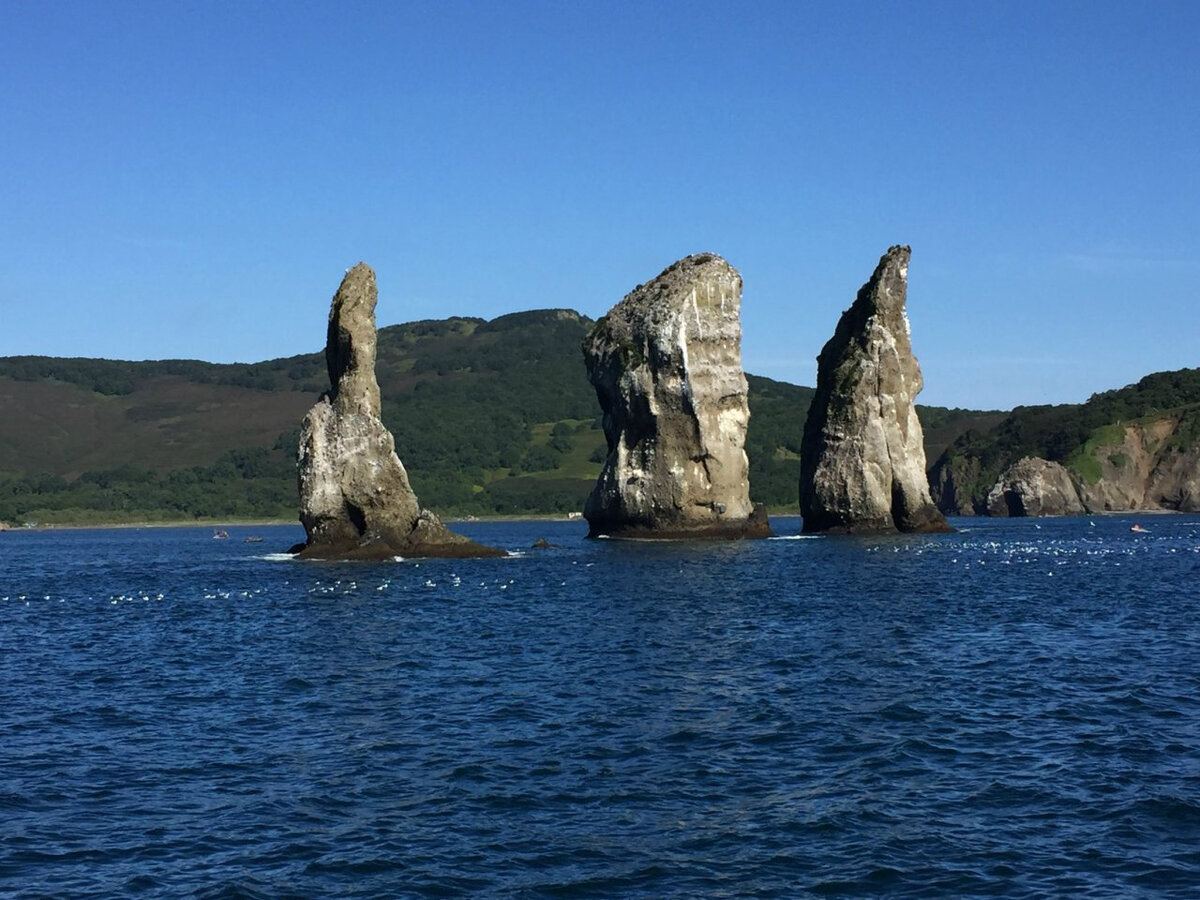 Считается, что Три Брата и по сей день охраняют берег от океанских штормов. И это очень кстати, поскольку Камчатка подвержена цунами.  Фото: Наталья Сергеева / Яндекс Карты