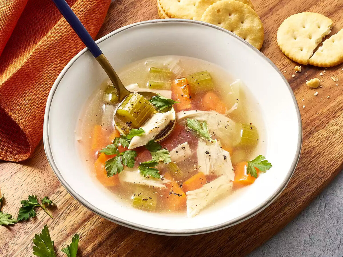 Базовый рецепт куриного супа, который получается полезным, вкусным и ароматным. А главное, его легко приготовить.