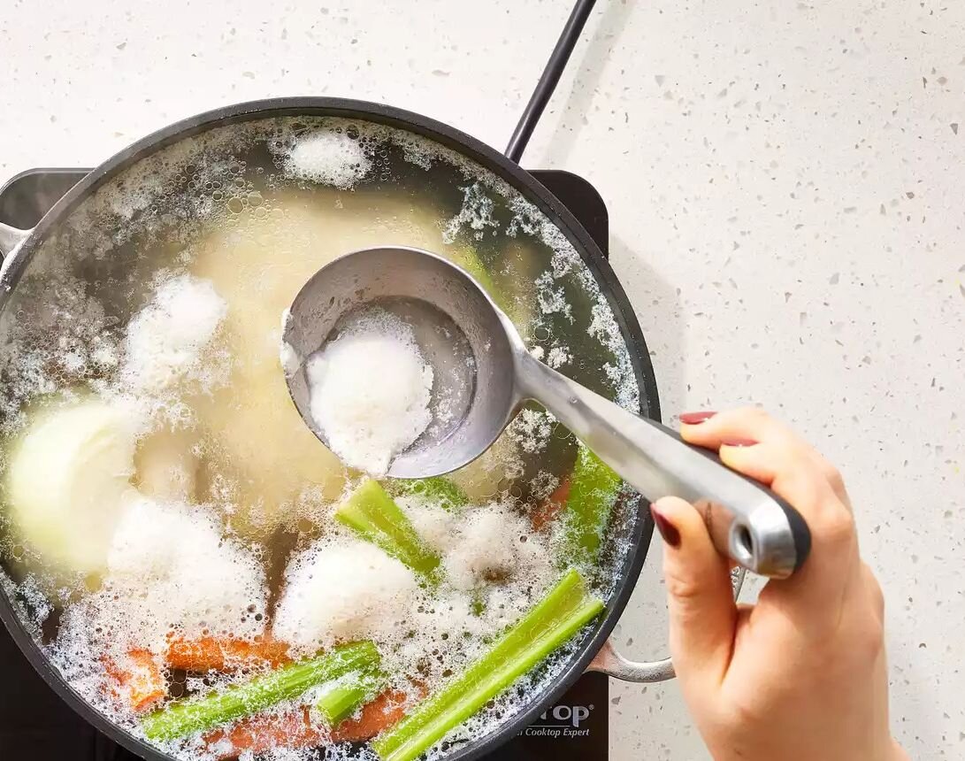 Базовый рецепт куриного супа, который получается полезным, вкусным и ароматным. А главное, его легко приготовить.-2