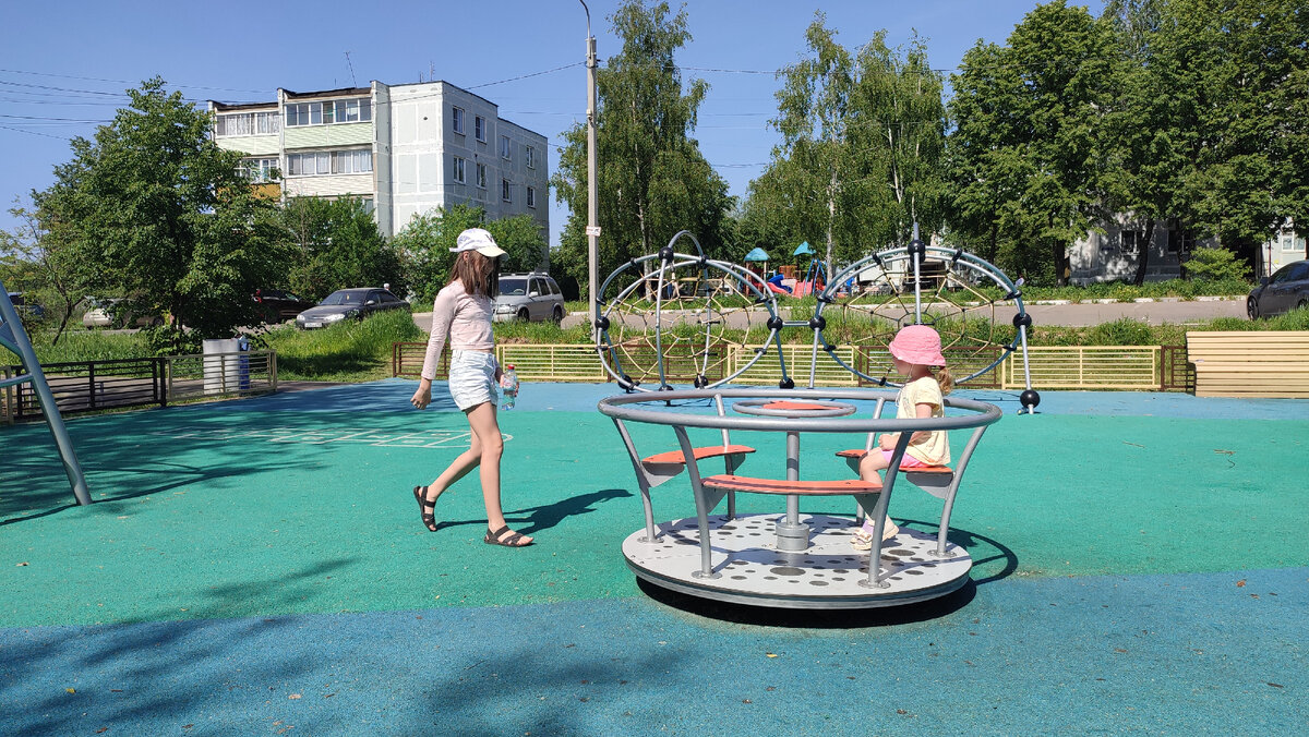 Помимо строительства мы еще много гуляем