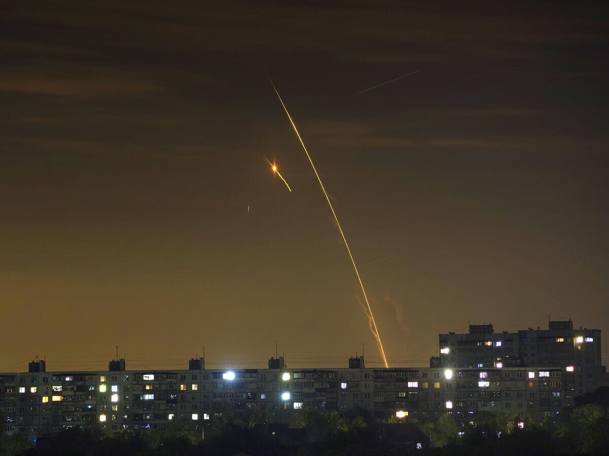    Ракеты, запущенные из Белгородской области, видны в Харькове. 14 мая 2023© AP Photo / Vadim Belikov