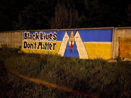 Это фото от бандеровцев за фашистов США я много раз постил в качестве иллюстрации в жж Рожина, против "патриотов России" расистов за фашистов США, пока меня там не забанили