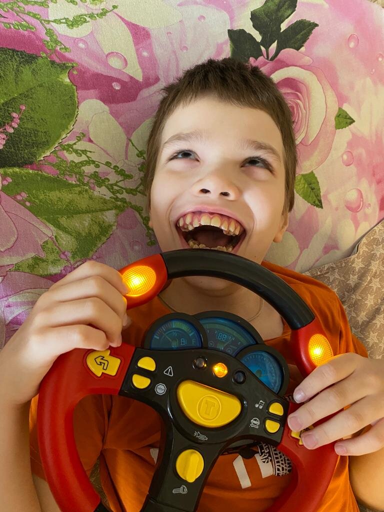 Несмотря на счастливый взгляд, у Матвея амавроз — слепота без видимых повреждений глаз. Фото: БФ Петра Минеева 