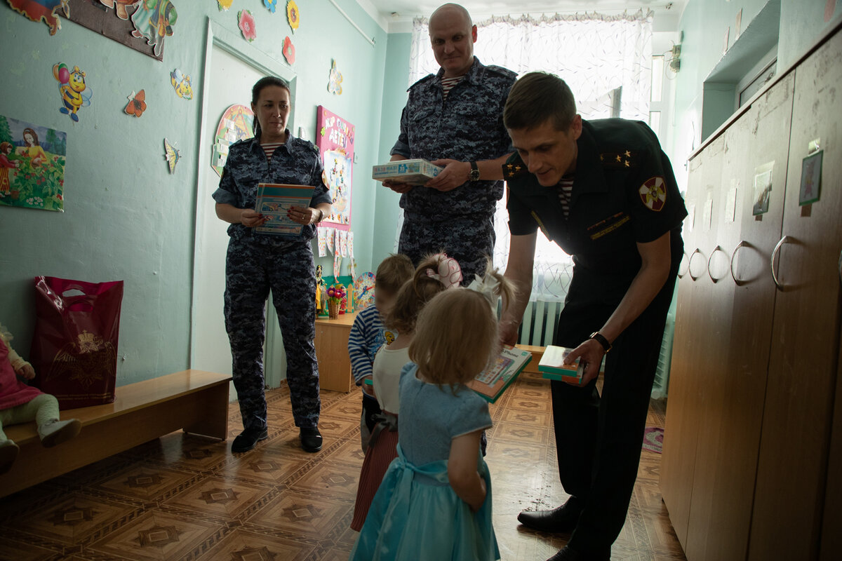 В ДЕНЬ ЗАЩИТЫ ДЕТЕЙ РОСГВАРДЕЙЦЫ ВСТРЕТИЛИСЬ СО СВОИМИ ПОДШЕФНЫМИ | Главное  управление Росгвардии по Республике Крым и Севастополю | Дзен