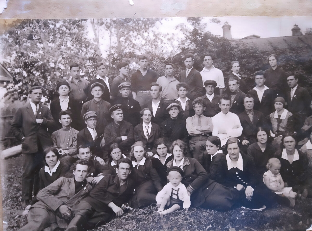 Папа во втором ряду снизу, сидит второй слева в косоворотке 