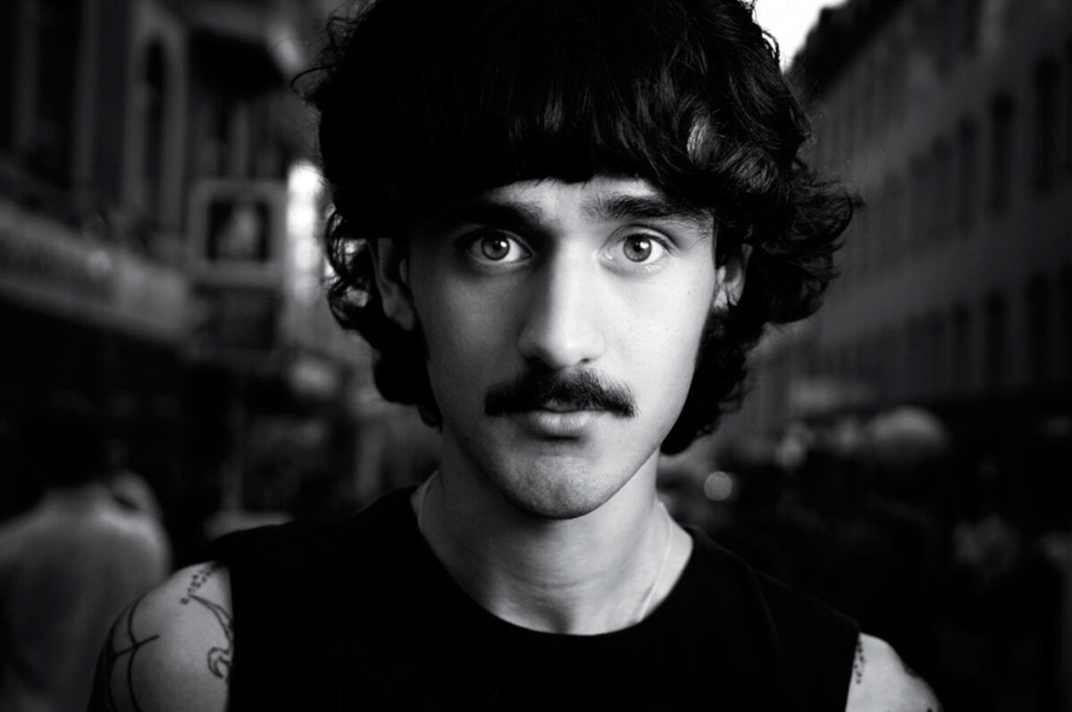 Не стоит поддаваться детским чертам нарцисса — это театральная постановка, там нет жизни, а только видимость