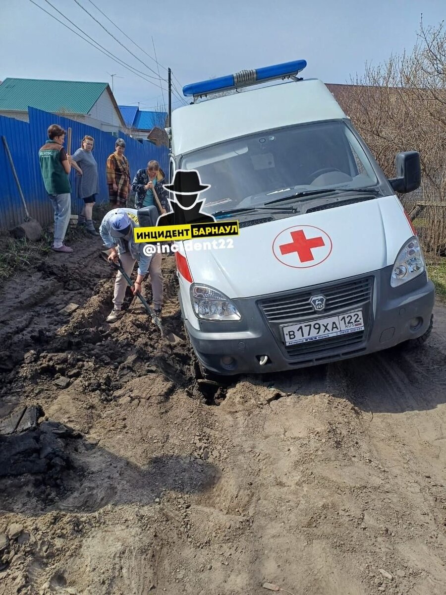    Скорая увязла в грязи. Источник: t.me/incident22