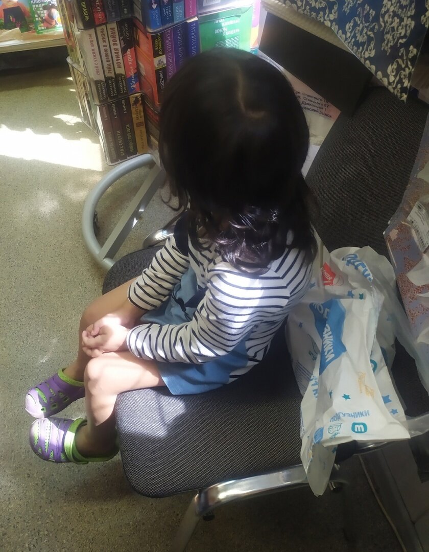 Посадила её на стул.