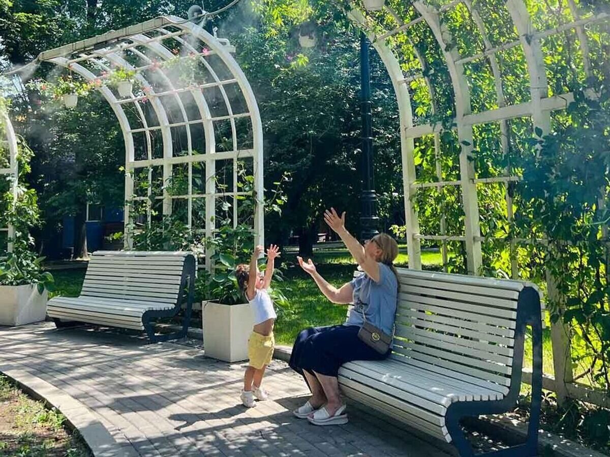    Специальные арки для охлаждения в парках Москвы© Фото : Официальный портал Мэра и Правительства Москвы/пресс-служба Департамента культуры города Москвы