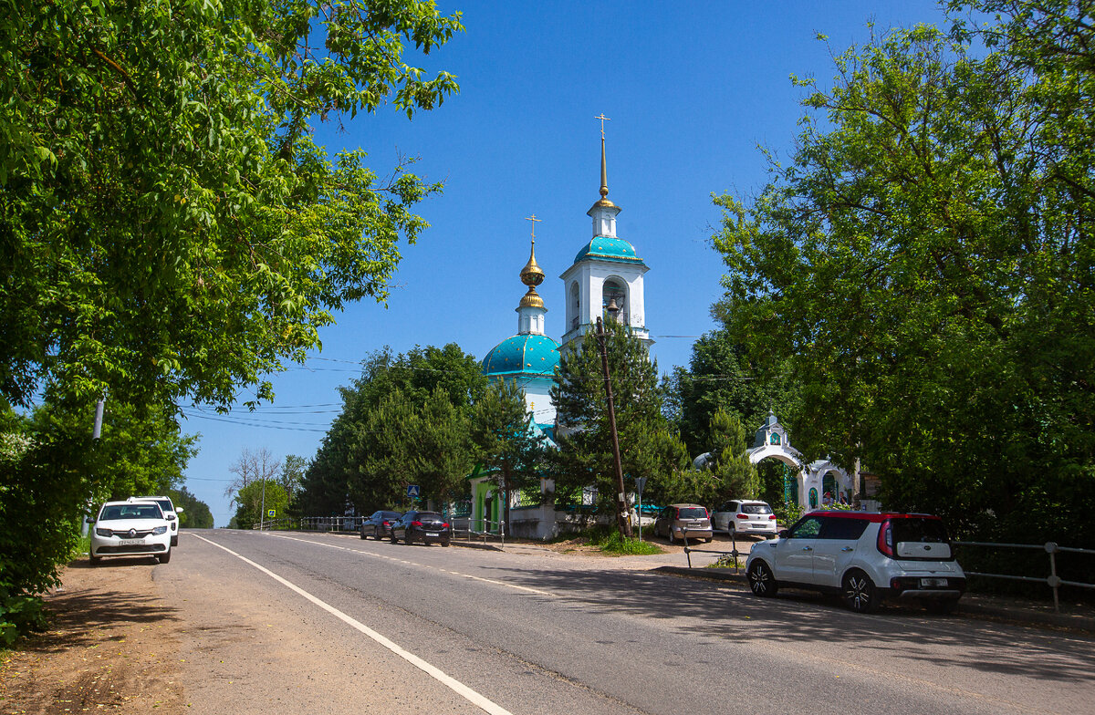 Церковь Благовещения Пресвятой Богородицы. Дорога - старое Ярославское шоссе. Братовщина, городской округ Пушкинский. Московская область. Фото автора статьи (листайте галерею, ещё 1 фото)