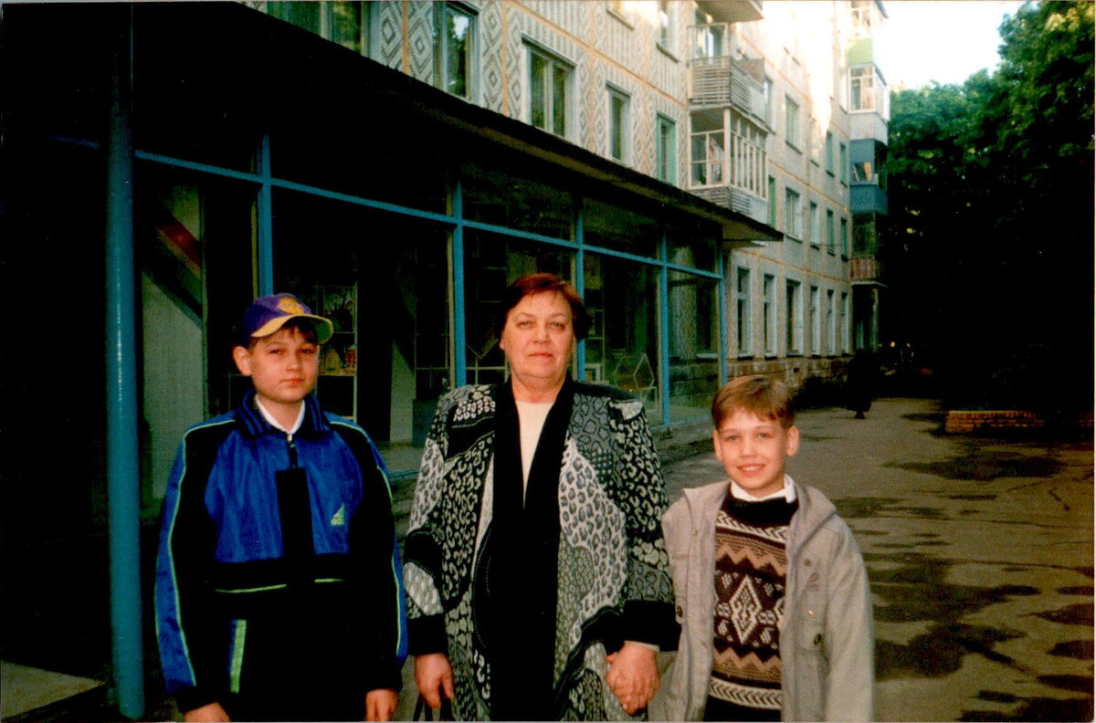 Бабушка с внуками