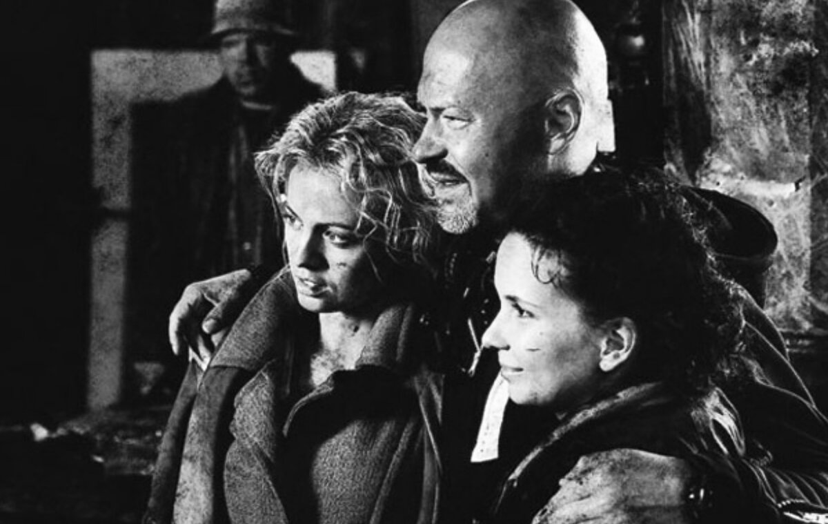 А в фильме Бондарчука «Сталинград» добрейшие немцы, восхищающиеся русскими солдатами, которые сражались не за Родину, а за Катю