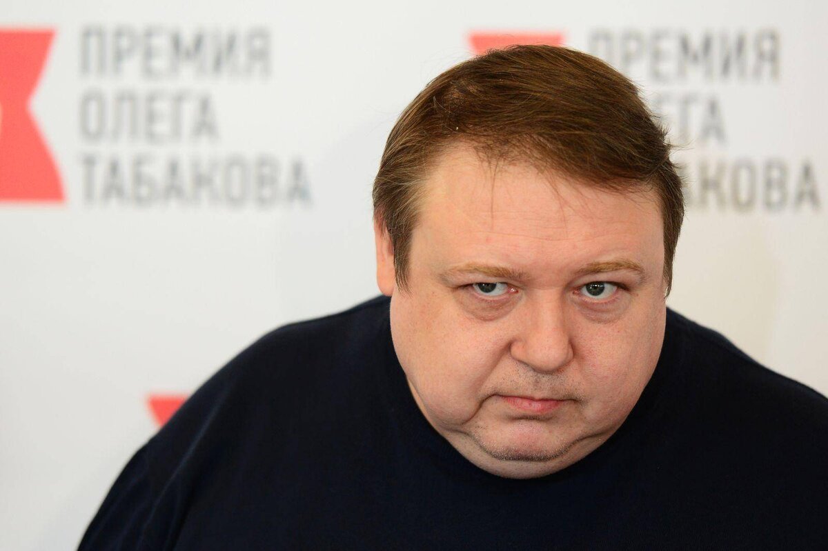 Родился 16 апреля 1969 года в Вышнем Волочке Калининской области.