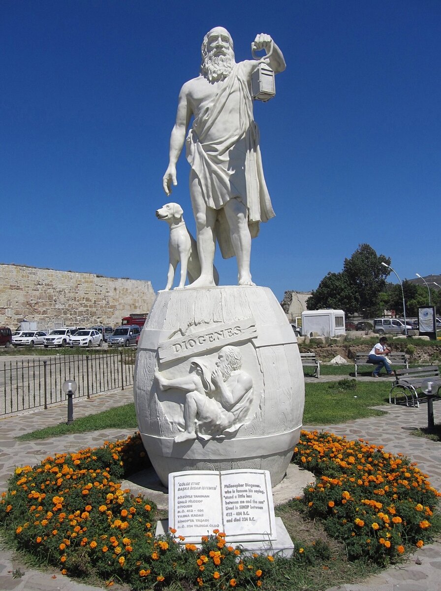 Памятник Диогену в городе Синопе. Город сейчас принадлежит Турции