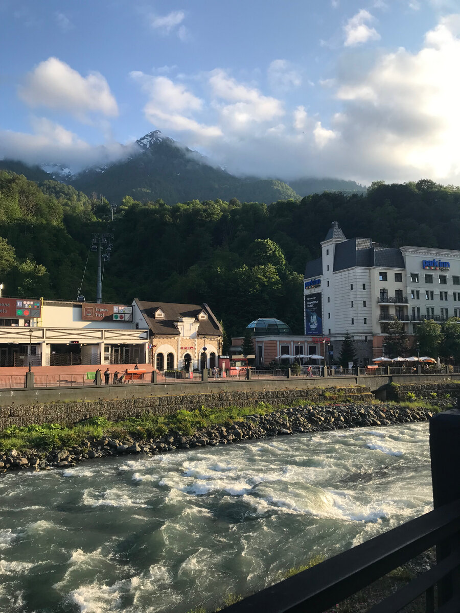 Вид на набережную со стороны ратуши. Все фото сделаны автором канала