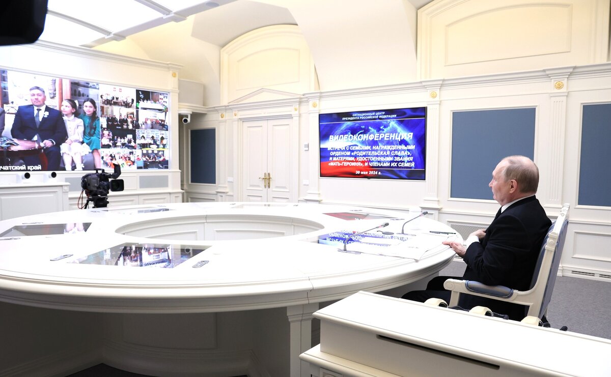 Президент поговорил с Дашей из Камчатского края.  Фото: Фото: Пресс-служба президента России / kremlin.ru