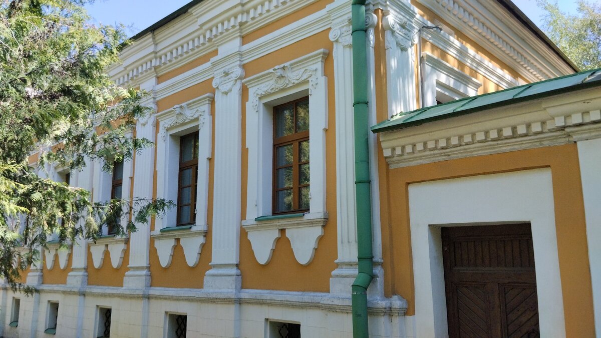 Что посмотреть в Твери за полтора дня и не "убиться") От ж/д вокзала мы сели на автобус до Речного вокзала. Там находится пункт 1 нашей поездки. Усадьба купца Арефьева, она же музей. Тихо, камерно. Лавочки. Можно даже "попутешествовать" по достопримечательностям тверской земли, глядя на экран. Представить себе неспешную жизнь купеческой семьи и работников. Не возвращаясь на оживленную улицу, мы двинулись туда, где по нашим представлениям находилась Волга и набережная Афанасия Никитина.