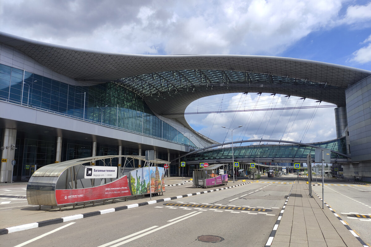 Терминал D столичного аэропорта "Шереметьево". Листайте галерею для просмотра следующих фотографий. 