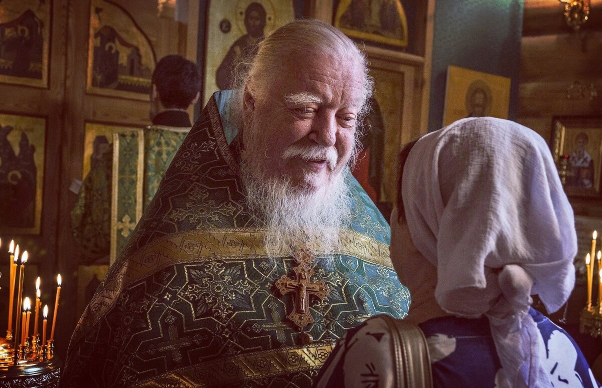 Отец Димитрий беседует с прихожанкой.