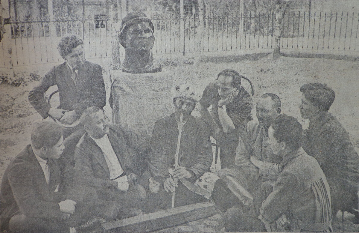 1927 йылда "Сәсән" исемле башҡорт мәғариф комиссарлығы сығарған журналда баҫылған фотография. Һулдан икенсе Харис Йомағолов, уртала ҡурайсы Йомабай Иҫәнбаев, уның янында ҡуйыл эйәгенә терәп скульптор Фрих-Хар ултыра, уның янында легендар комбриг Муса Мортазин.