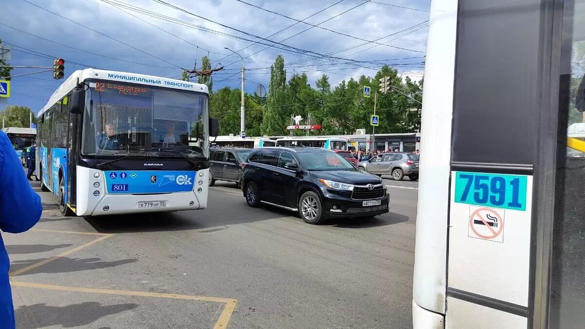 Авто-аншлаг. Праздник в парке «Зеленый остров» стал причиной огромной  пробки в Омске | gorod55.ru | Дзен