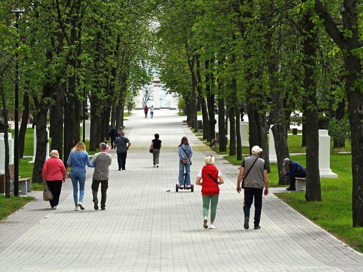    Отдыхающие в городском саду после реставрации в Мариуполе© РИА Новости / Александр Сухов