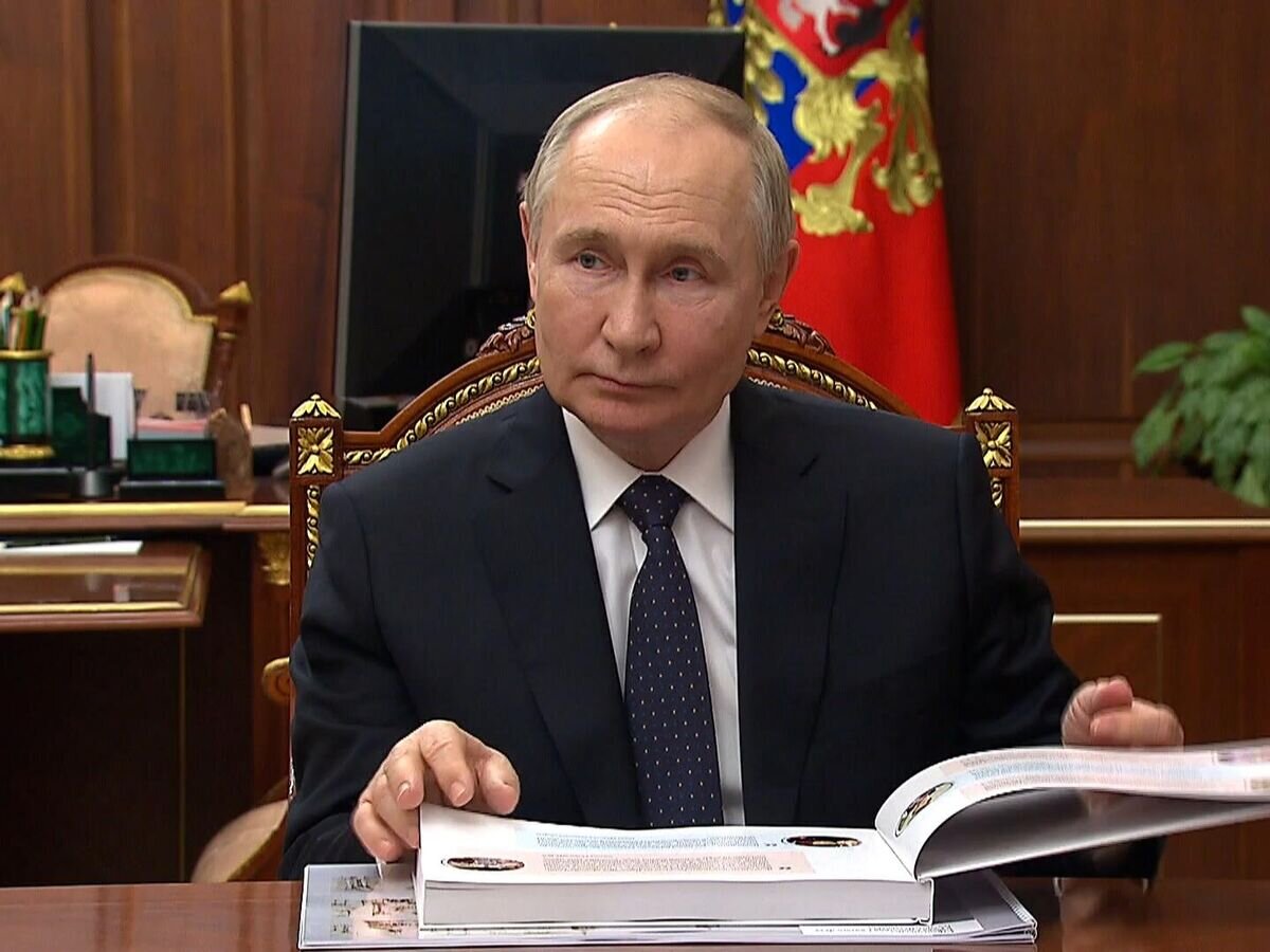    Ткаченко подарил Путину альбом с историями детей, которым помог фонд "Круг добра"© Пул