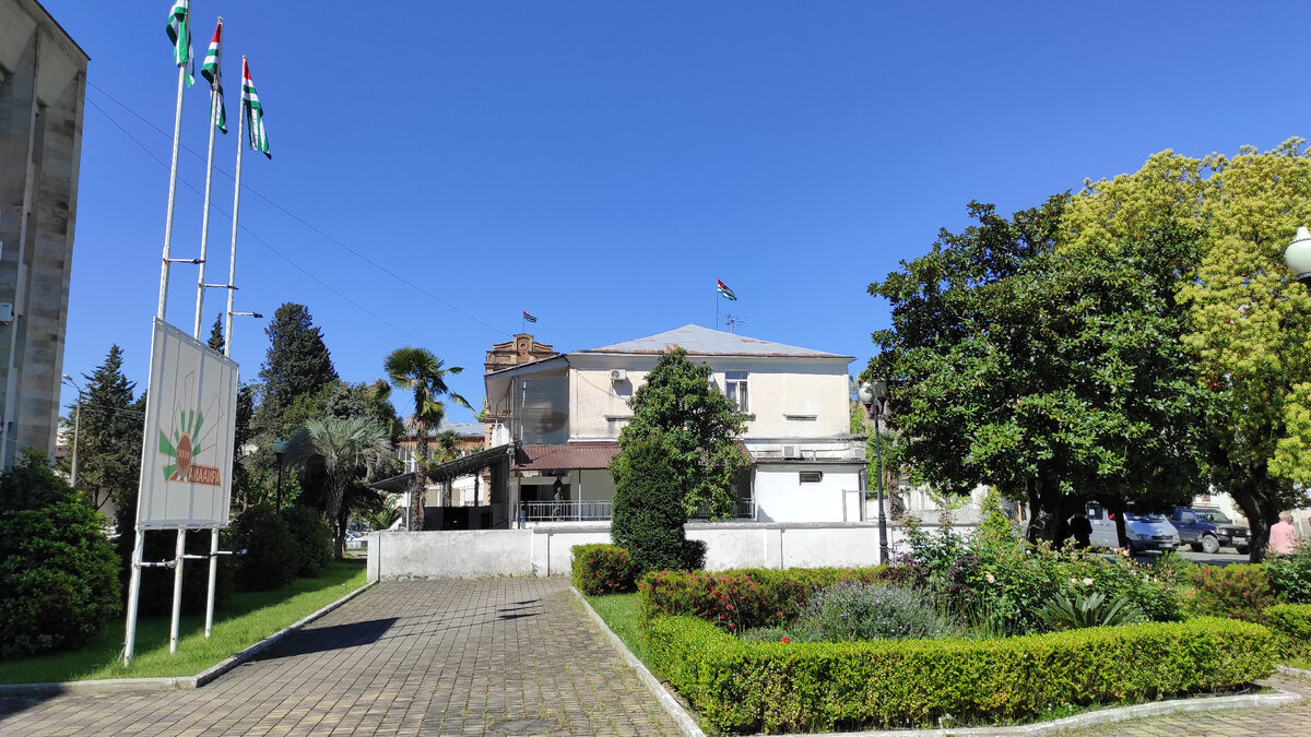 Абхазия готова и дальше защищать свой собственный флаг. Фото: Кирилл Полиенко/Polienko: путешествуем вдвоём