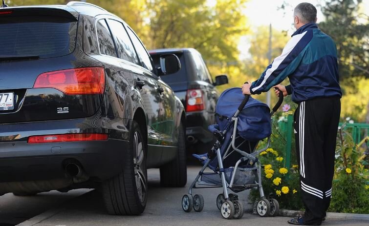 Парковка «крутых» авто на тротуаре (иллюстрация из открытых источников)