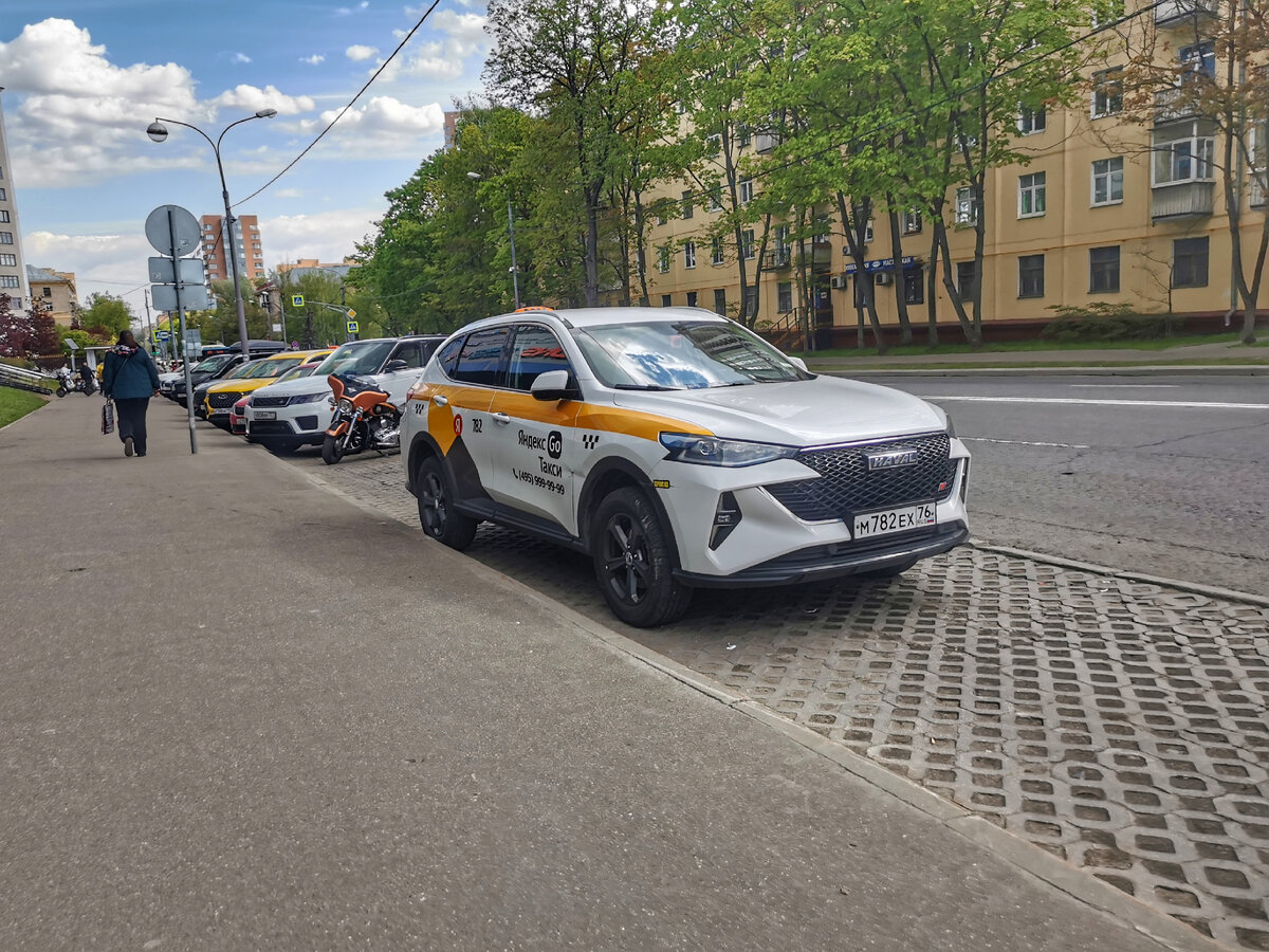 Автомобиль Haval F7 в роли автомобиля такси. Улица Маршала Бирюзова.