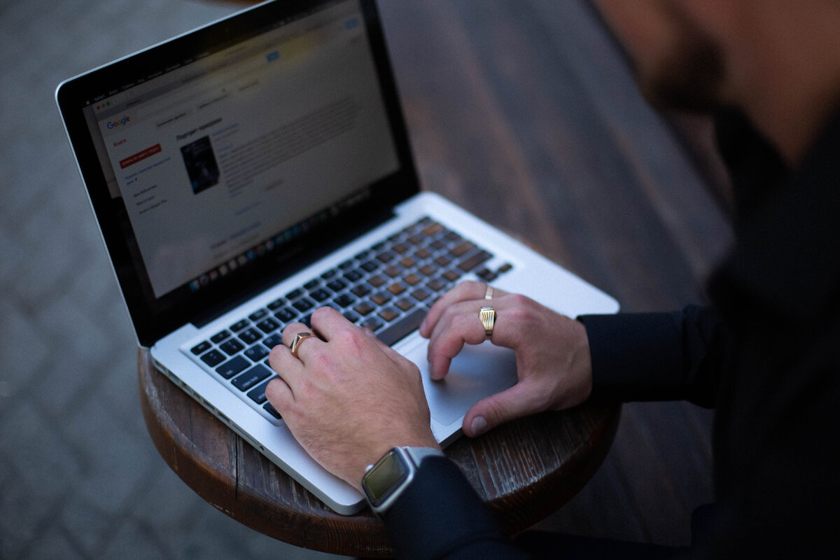 Пишу статью для блога (фото из личного архива).