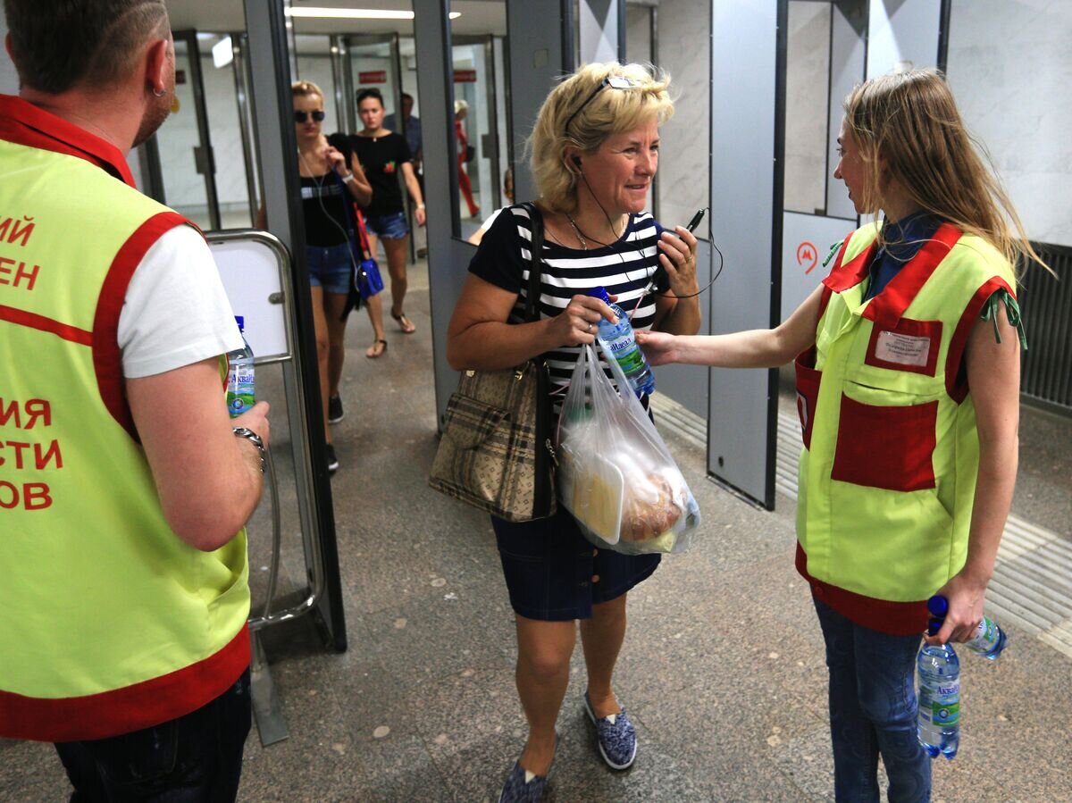    Сотрудники Московского метрополитена раздают питьевую воду пассажирам при входе на станцию© РИА Новости / Антон Денисов