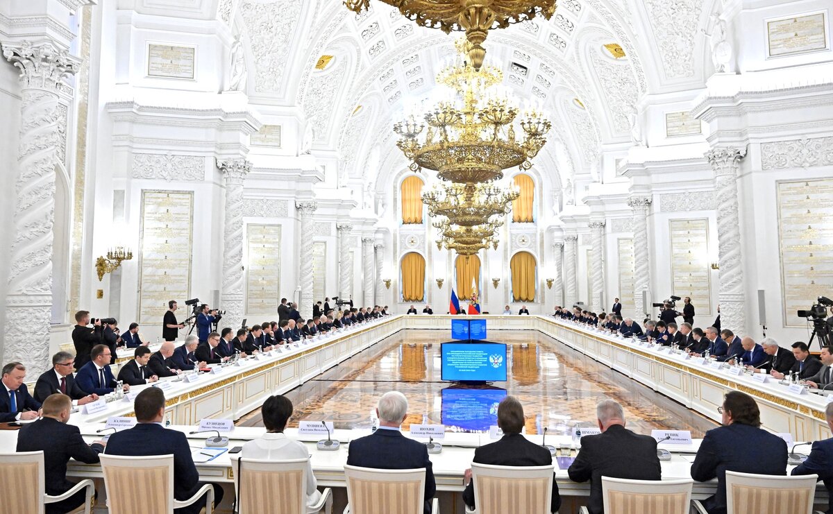 Источник http://www.kremlin.ru/events/president/transcripts/74162/photos/76524