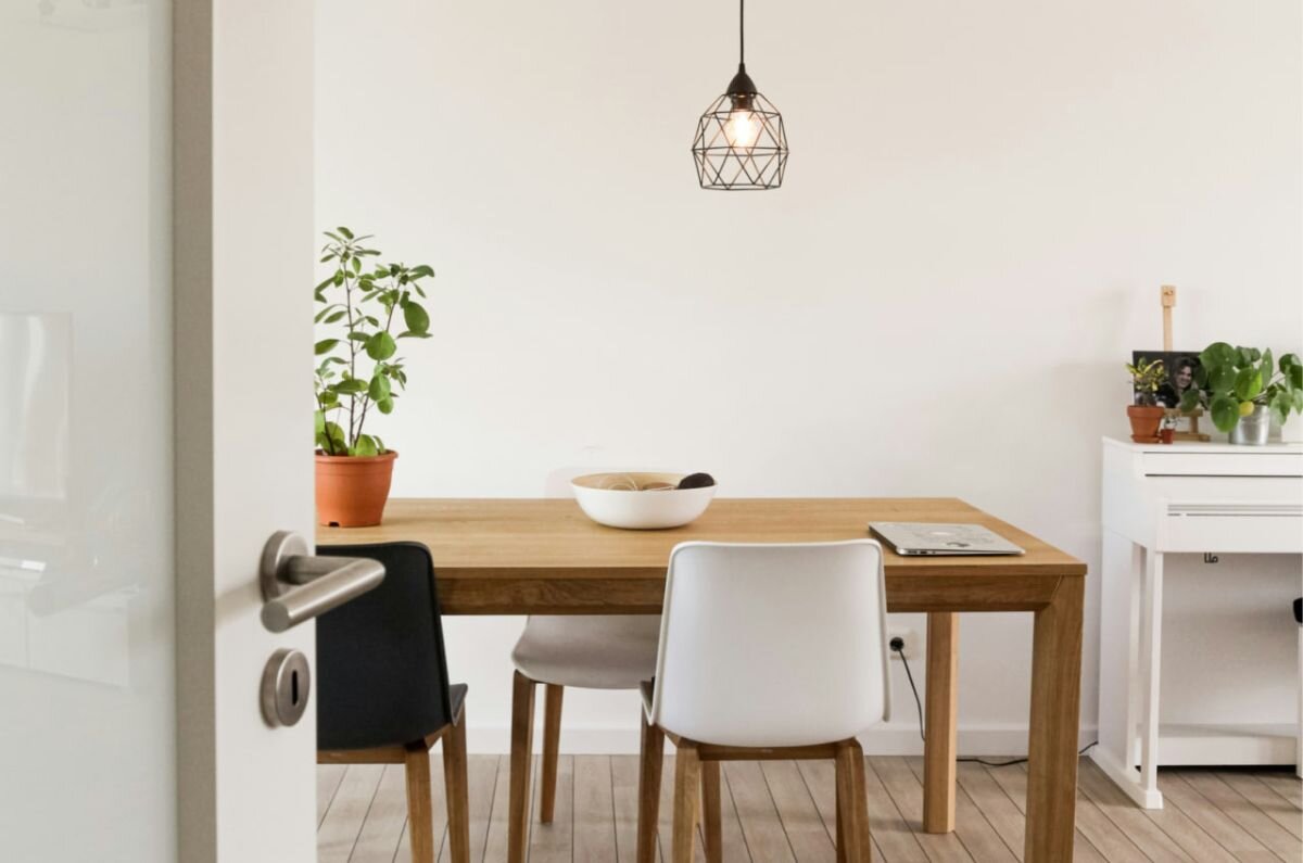 Простые формы и натуральные материалы обеспечат цветовую тишину в доме. Источник: unsplash.com📷
