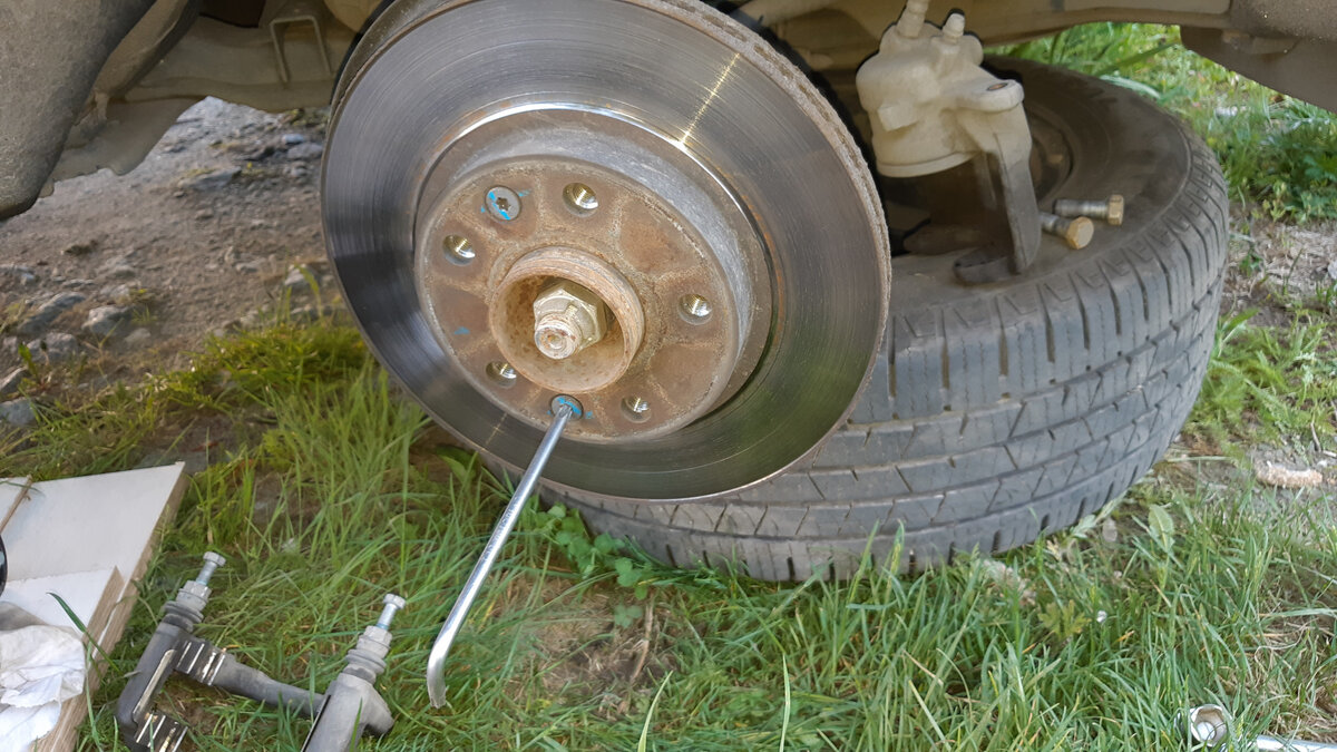 Торкс т40, выкрутить два винта.