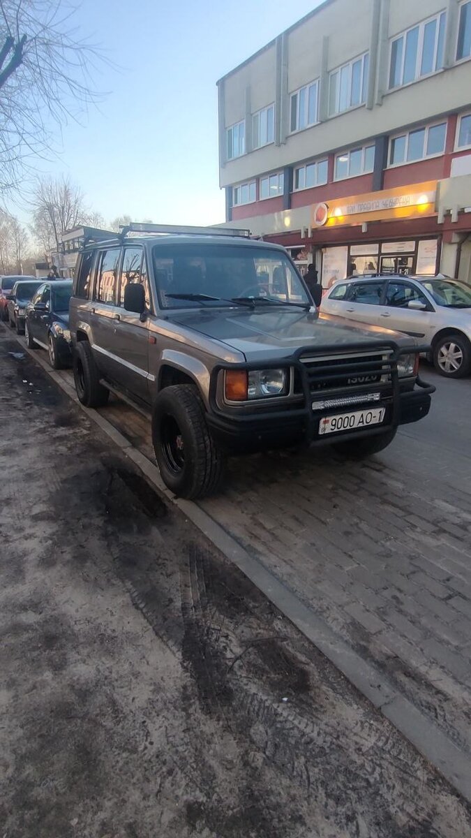 Isuzu Trooper 1 поколения 
Лучший вариант для бездорожья! Мое мнение!

Это внедорожник, полный привод. Устанавливались автомат и механика. Бензиновые и дизельные двигатели.

Кузов современнее Гелика!
Т.е. не расползается по швам! (Трещины на кузове Гелика многие знают и знаменитые петли тоже).

Цена автомобиля радует). Они не дорогие (до 3000-4000$ можно найти).

Содержание дешевле многих внедорожников.

По устойчивости к коррозии на уровне с конкурентами!

Не все так гладко, конечно. 

Двигатели мощностью до 135 л.с. ( Придется ставить более мощный.

Любовь к Гелика тоже никто не отменял)

По количеству их не особо много, особенно в РБ(

Но я бы присмотрелся к этому варианту, если бы искал авто для бездорожья. УАЗ с V8 прикольно тоже. Но этот лучше в плане комфорта и других потребительских качеств)