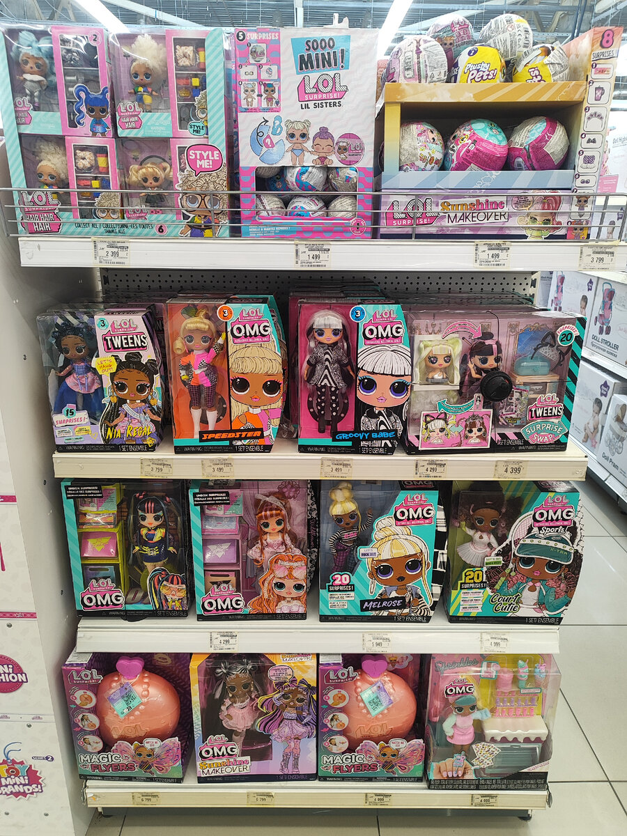 Ассортимент кукол, шаров, автомобилей и других игрушек в магазине "Детский мир" (ТК "Фиолент", г. Санкт-Петербург) . Фото автора.