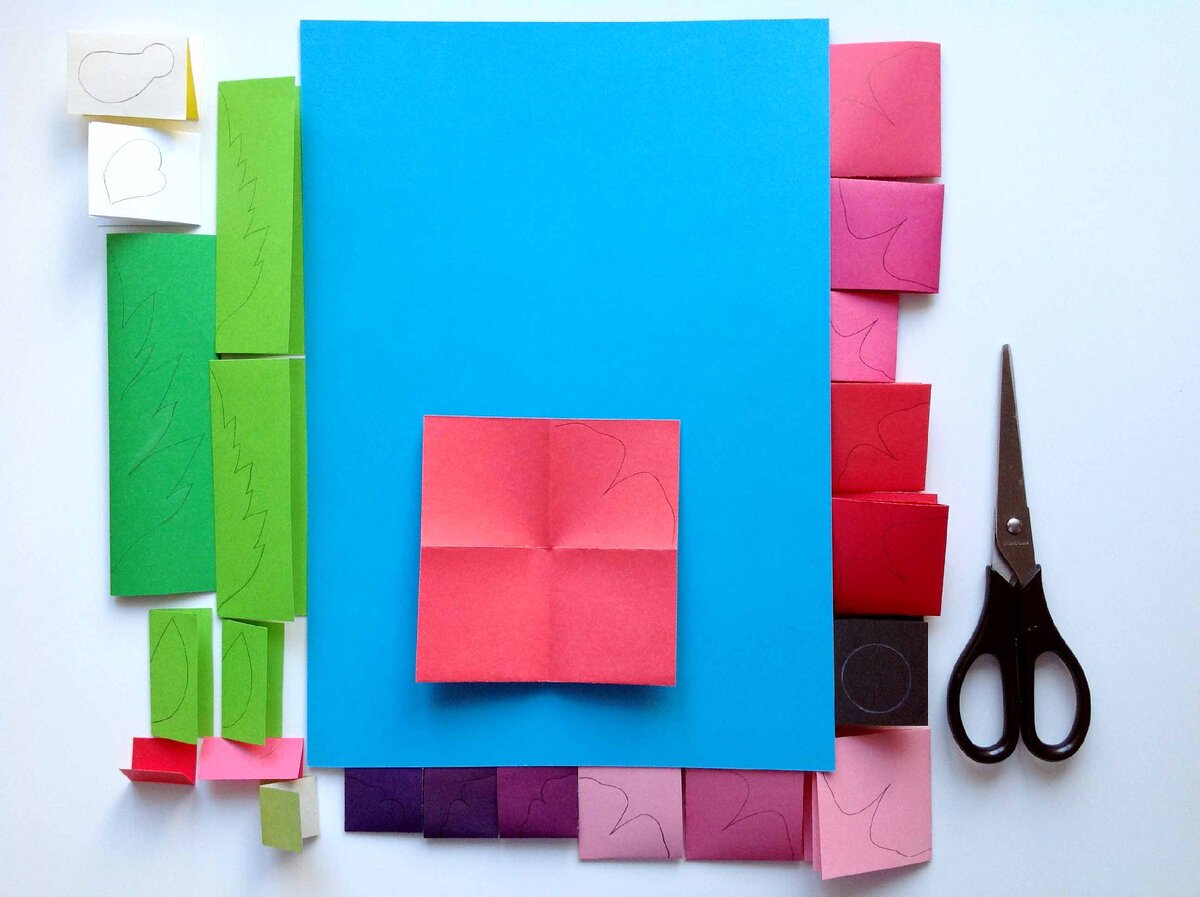 Выбираем цвет  картона  для аппликации, находим оттенки красной  и розовой бумаги для цветов мака, оттенки зеленой бумаги для листьев. Я выбрала голубой фон для своей композиции. Также нам понадобится желтая бумага для пчел, белая для крыльев пчел, темно – фиолетовая и черная для сердцевинок цветов. Нарезаем квадраты из красной и розовой бумаги разного размера: большие, средние, маленькие. На каждый цветок нам понадобится три квадрата. Складываем квадраты на ¼ части. Простым карандашом намечаем лепестки на квадратах. Тоже самое делаем с  темными серединками. Бумагу для листьев складываем пополам и рисуем фигурные силуэты листьев разного размера.  Сворачиваем  кусочек  желтой бумаги гармошкой и рисуем  пчелок, чтобы при вырезании  получилось  сразу несколько пчел. На белой бумаге рисуем крылья пчел, на черной небольшие  кружочки для тычинок.
