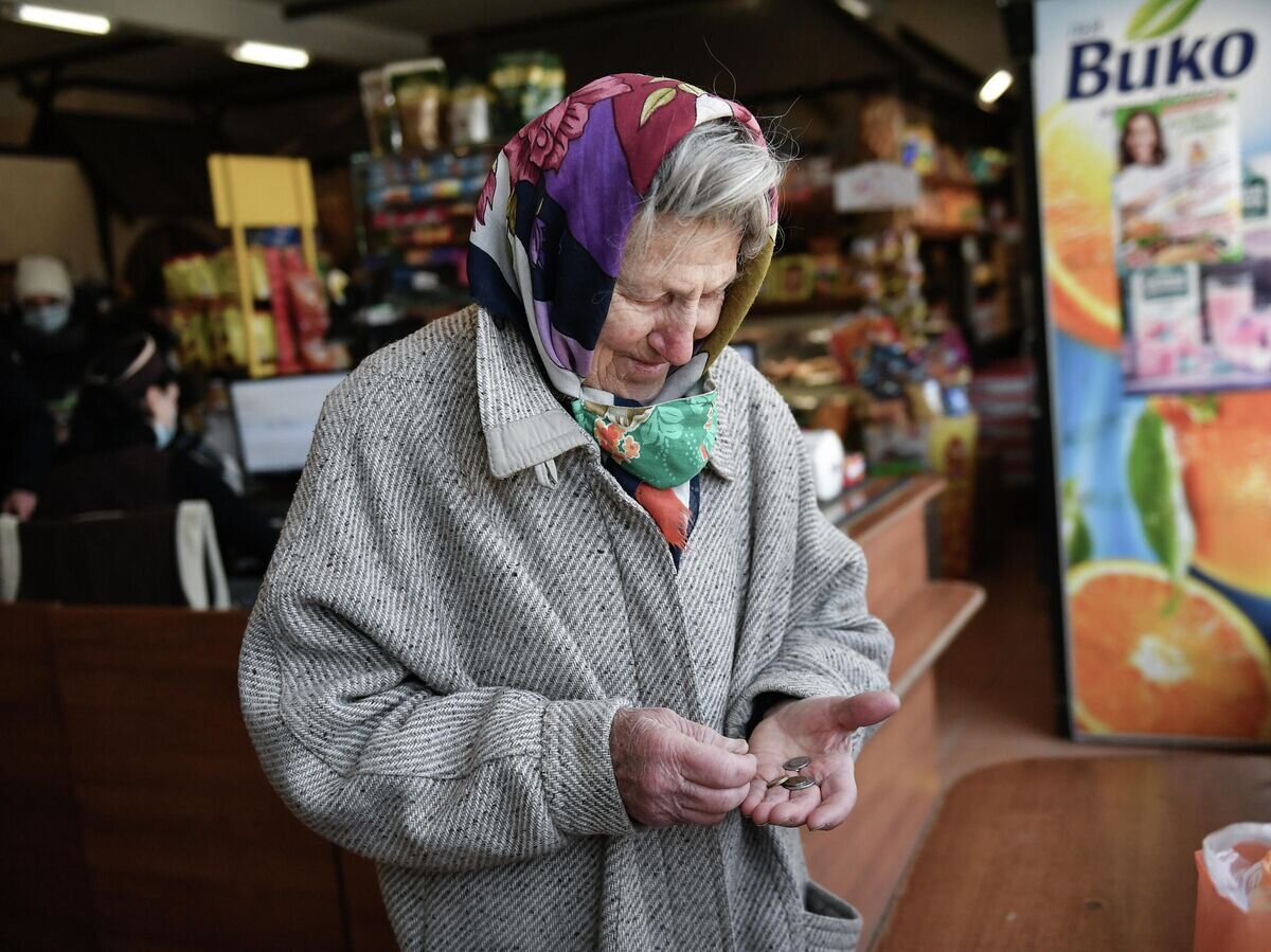    Пожилая женщина в магазине © РИА Новости / Константин Михальчевский