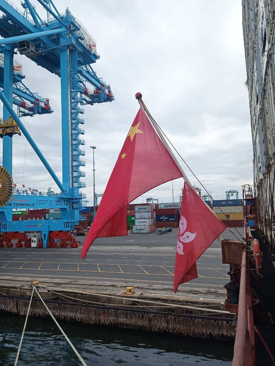 Китайский и гонгконгский флаги на корме нашего судна