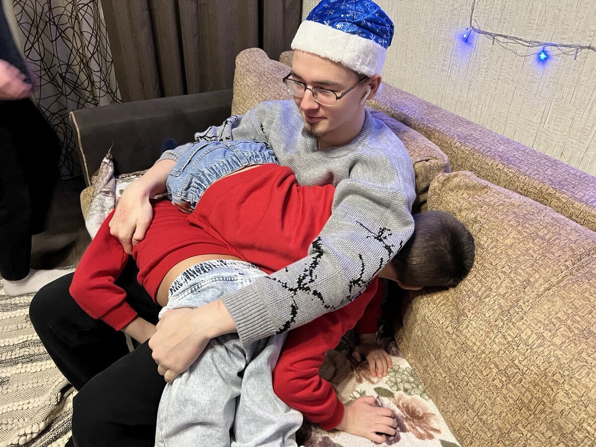 Играют с Денисом