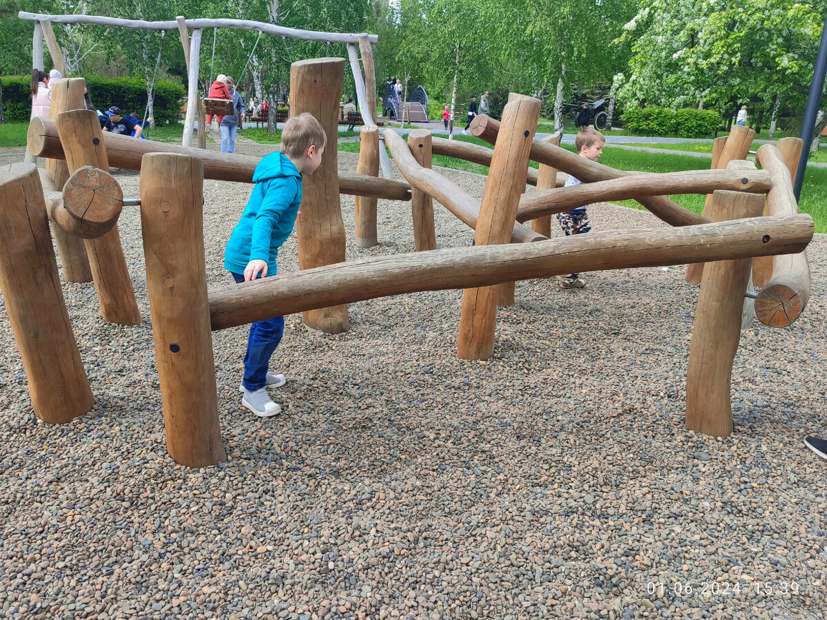 Паша, Вадим и какая-то странная композиция из дерева. Мне кажется, тут даже никакой задумки не было. Просто вот так сложились брёвна