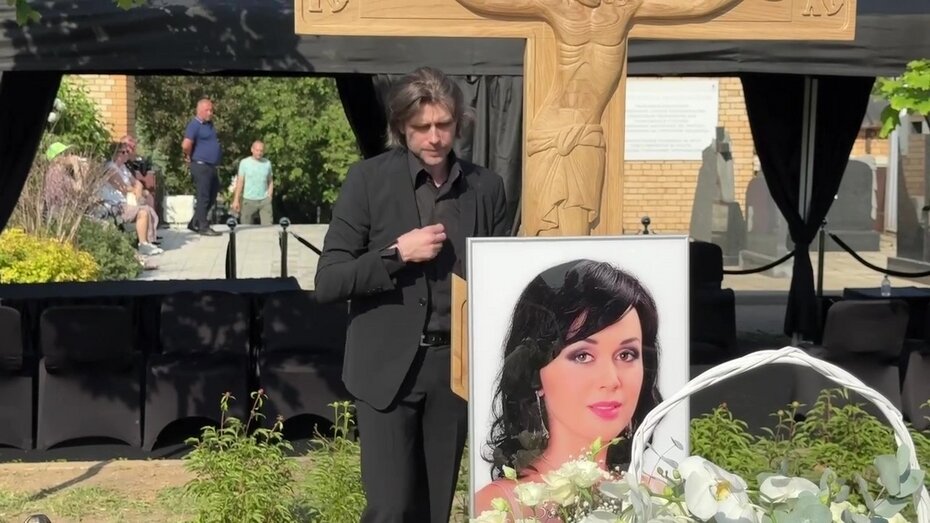 Родные на могиле заворотнюк. Родные на могиле заворотнюк. Родные на могиле заворотнюк. Родные на могиле заворотнюк. Родные на могиле заворотнюк.