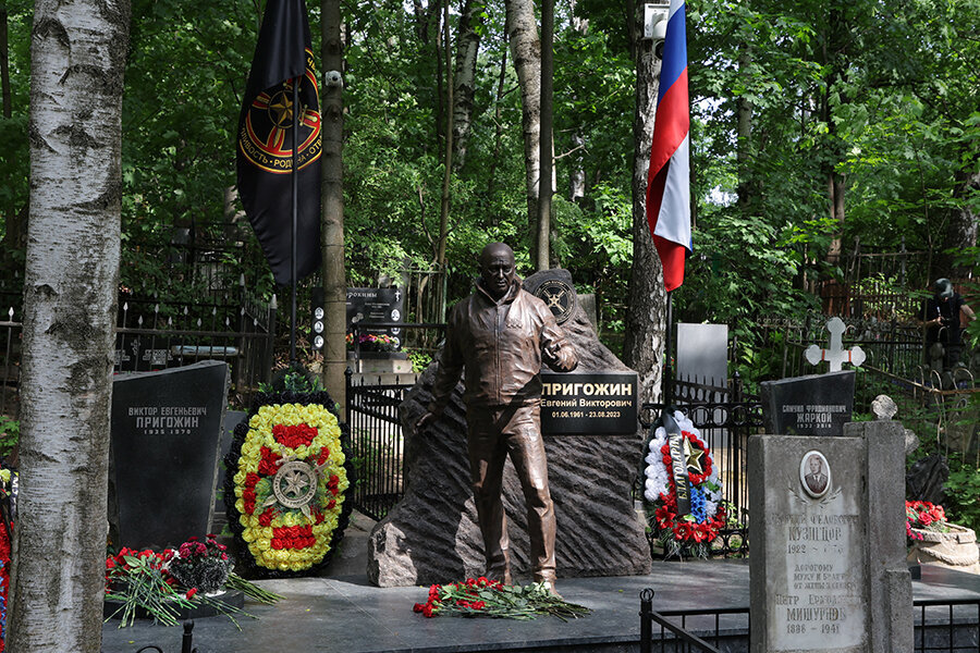 ТАК ВЫГЛЯДИТ МОГИЛА ОСНОВАТЕЛЯ ЧВК "ВАГНЕР" В НАСТОЯЩЕЕ ВРЕМЯ. Открытый источник.