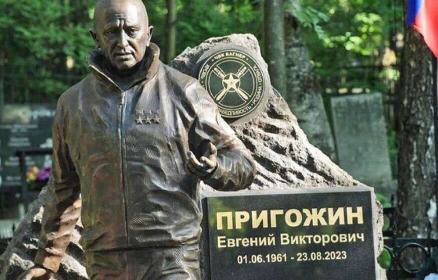    «Появилась незнакомка в темной толстовке»: Что произошло на открытии памятника Пригожина?