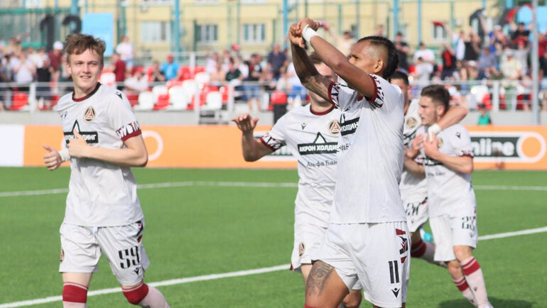    Нападающий «Акрона» Андрес Понсе празднует гол в ворота «Урала» (1:2).ФК «Акрон»